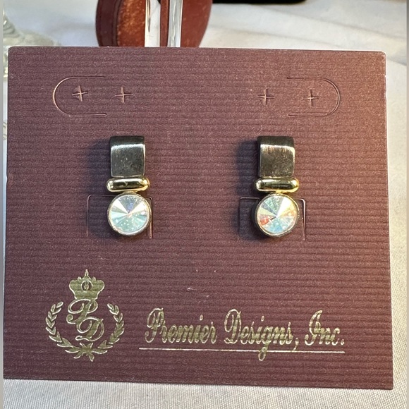 Small feminine prism stud style earrings - Picture 1 of 6